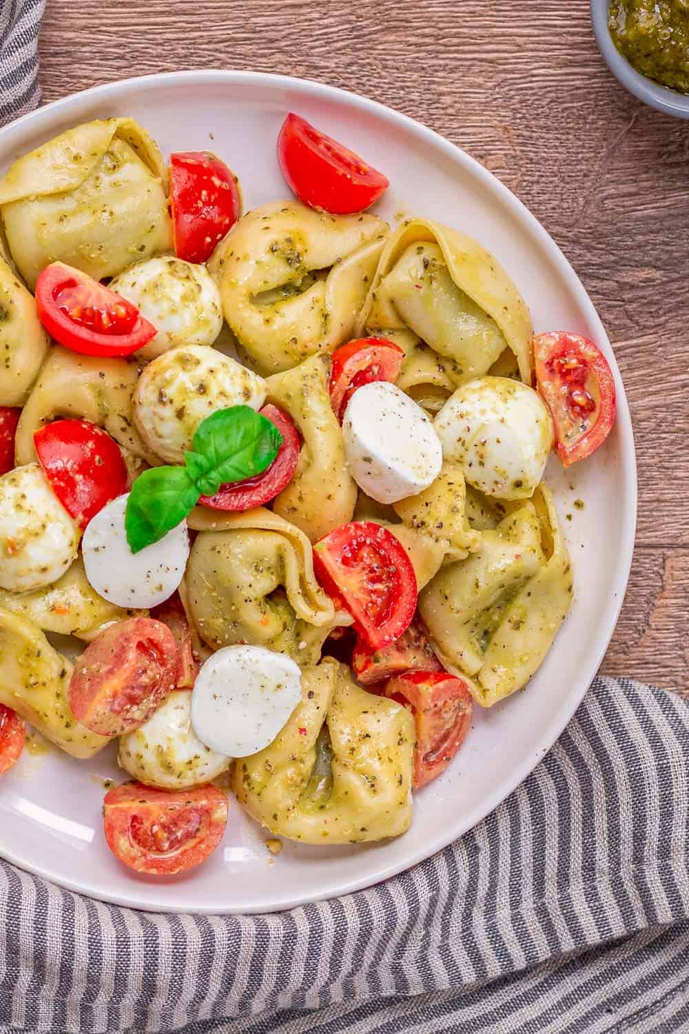 Tortellini Salat mit Pesto (schnelles Rezept)