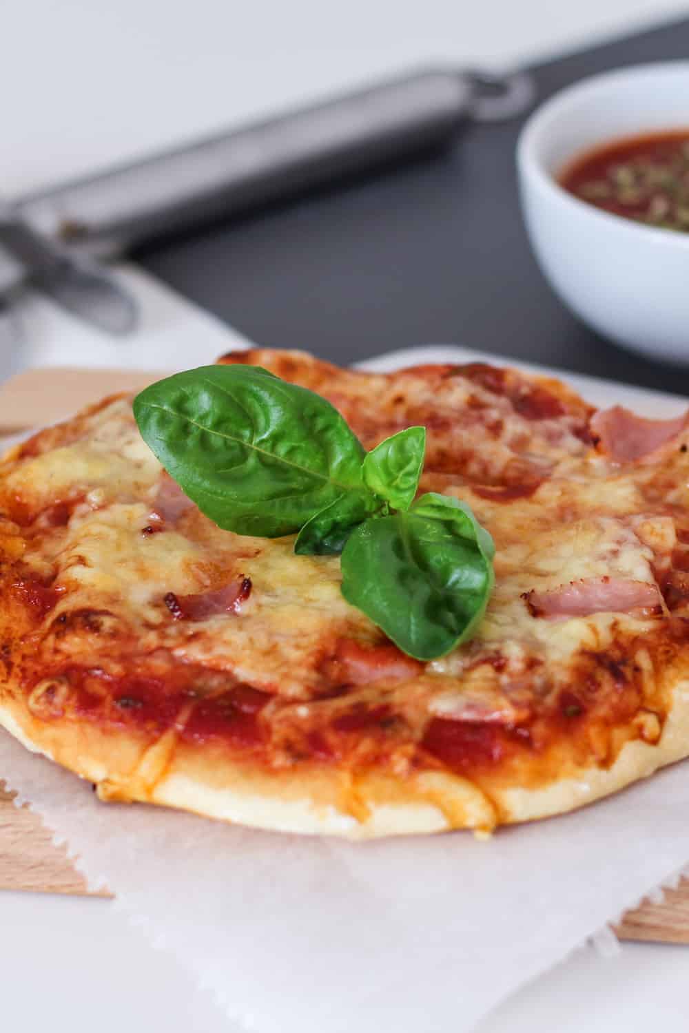 Dinkel Pizzateig selber machen - einfaches Pizza Rezept