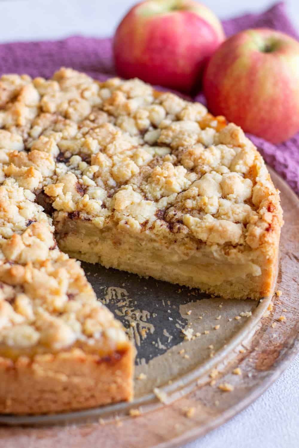 Schneller Apfelkuchen mit Streusel &amp; Apfelmus – so saftig!