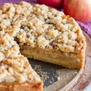 Schneller Apfelkuchen mit Streuseln und Apfelmus - sehr saftig