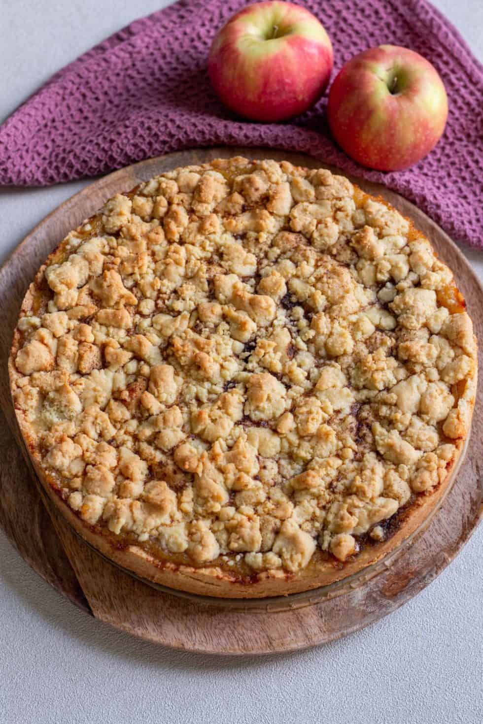 Schneller Apfelkuchen mit Streusel &amp; Apfelmus – so saftig!