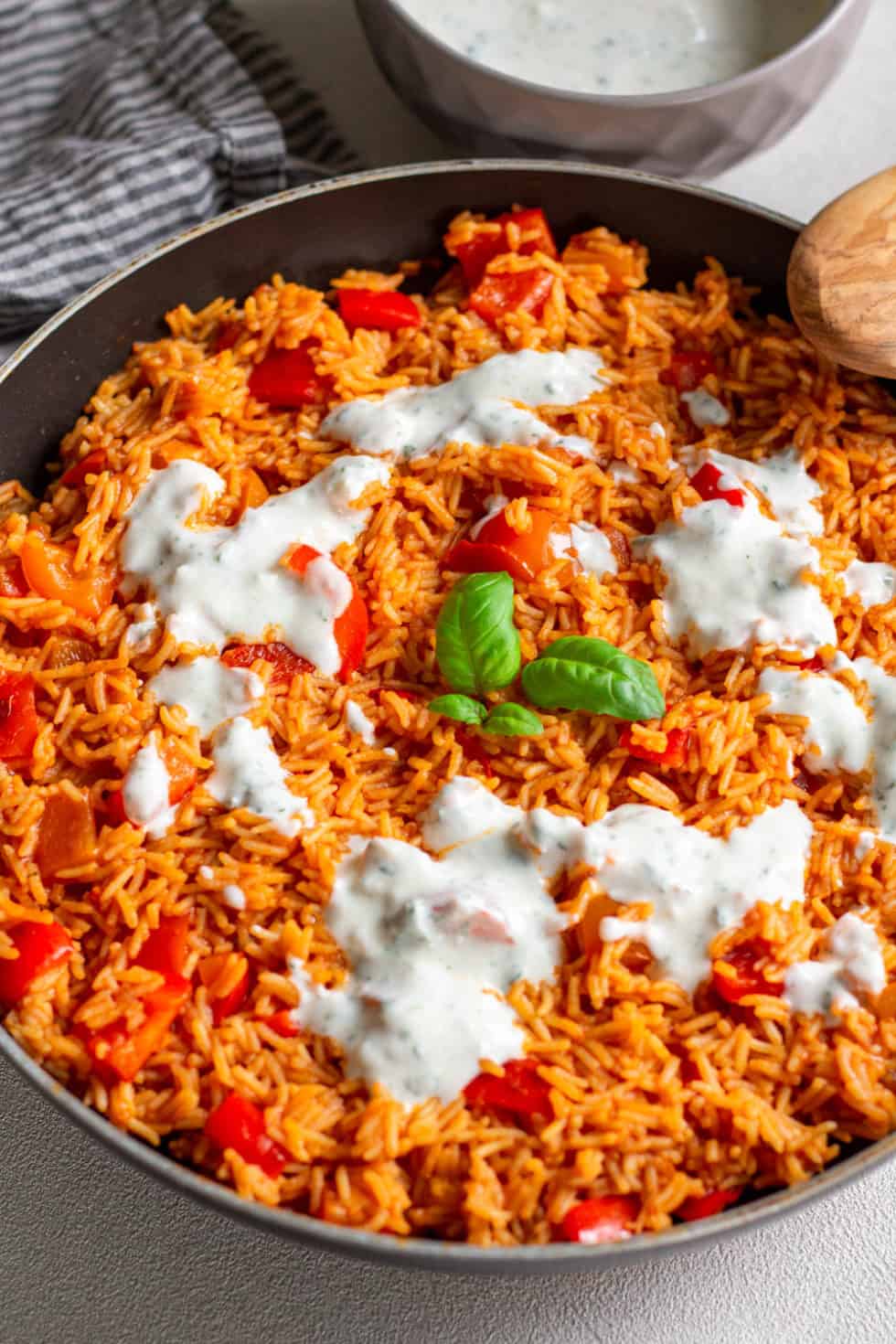 Paprika-Reis-Pfanne mit Joghurtsoße - schnell &amp; vegetarisch