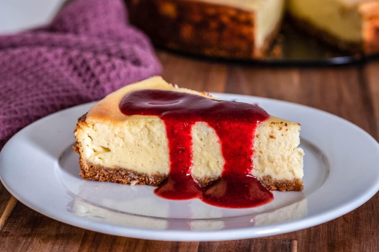 Weltbester Käsekuchen mit Keksboden - cremig &amp; schnell