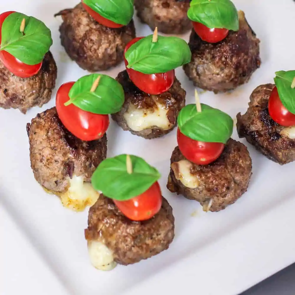 Hackbällchen Caprese mit Mozzarella und Tomaten - schnelles Fingerfood