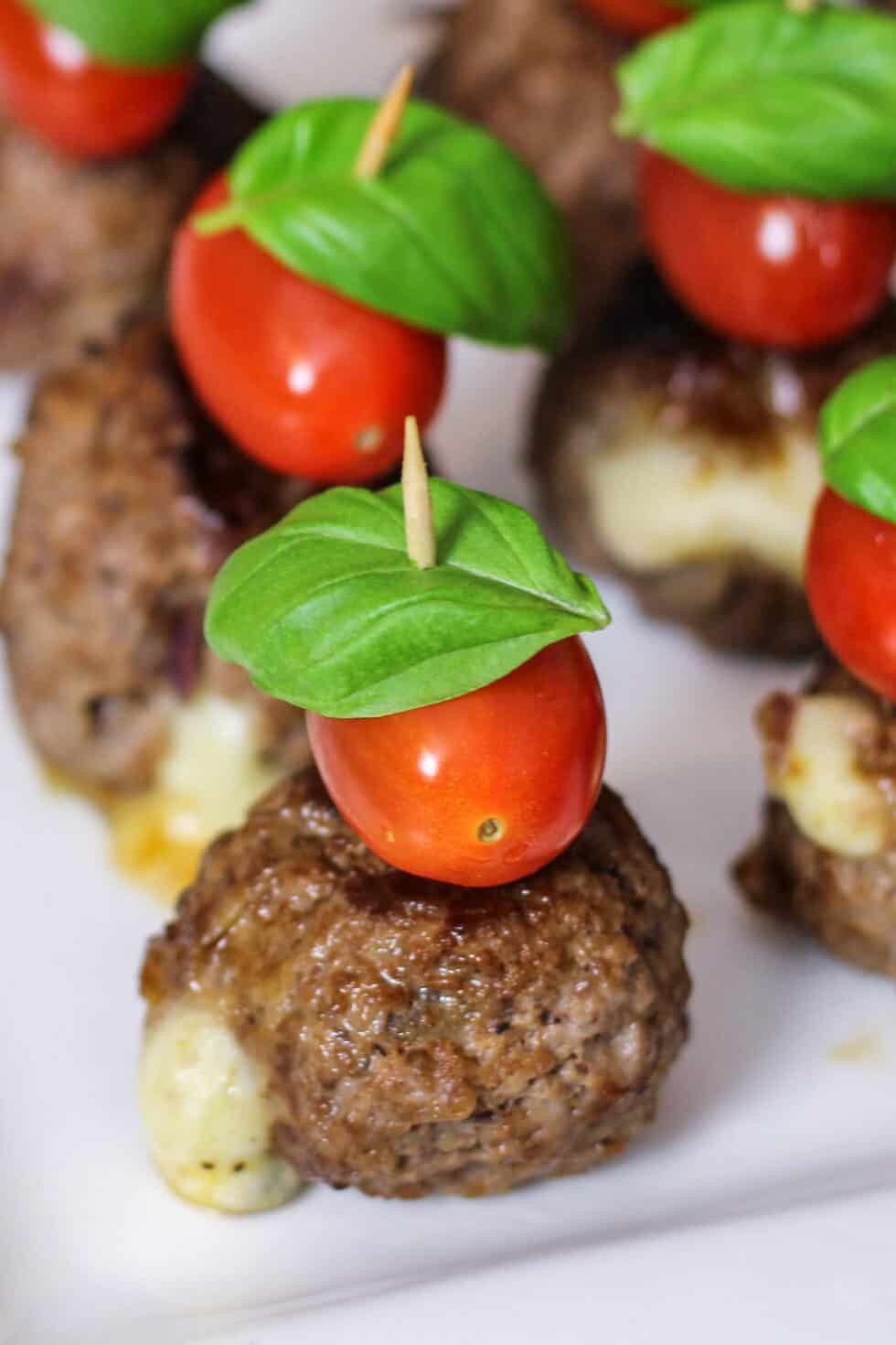 Hackbällchen Caprese - Spieße mit Mozzarella &amp; Tomate