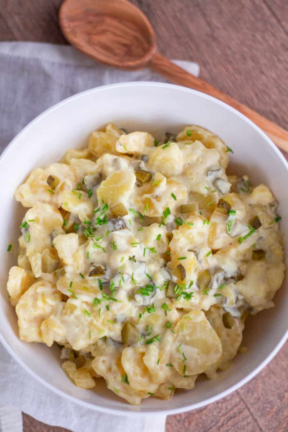 Klassischer Kartoffelsalat mit Brühe und Mayonnaise