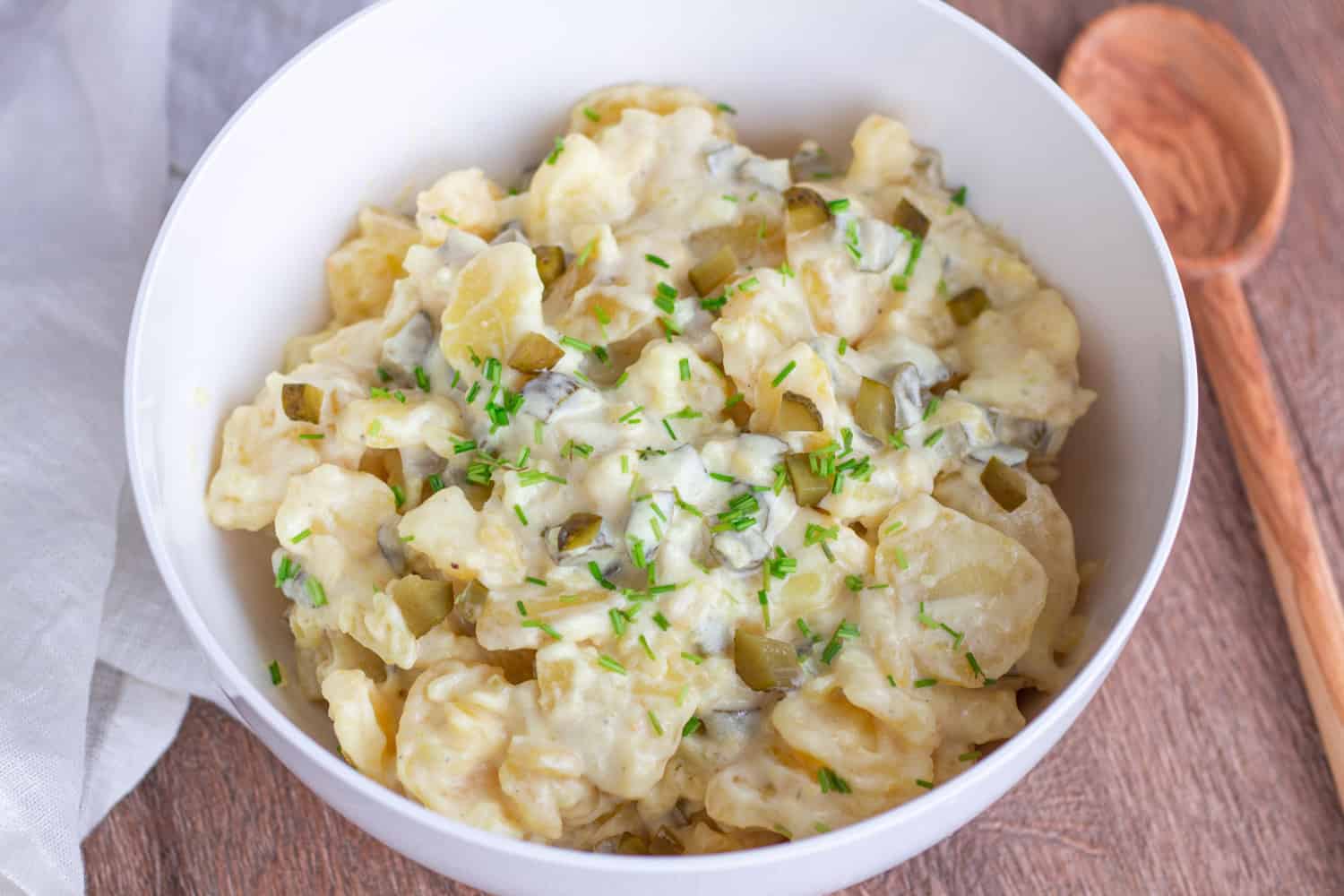 Klassischer Kartoffelsalat mit Brühe und Mayonnaise
