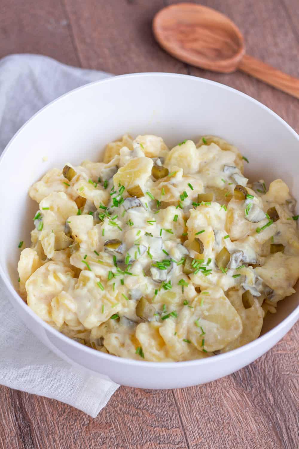 Mein Rezept für Gurkensalat mit Sahne und Dill ist so lecker wie von Oma und einfach zubereitet. Das Dressing ohne Essig wird alternativ mit Zitrone gemacht.