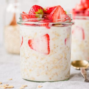 Overnight Oats mit Joghurt, Banane und Erdbeeren