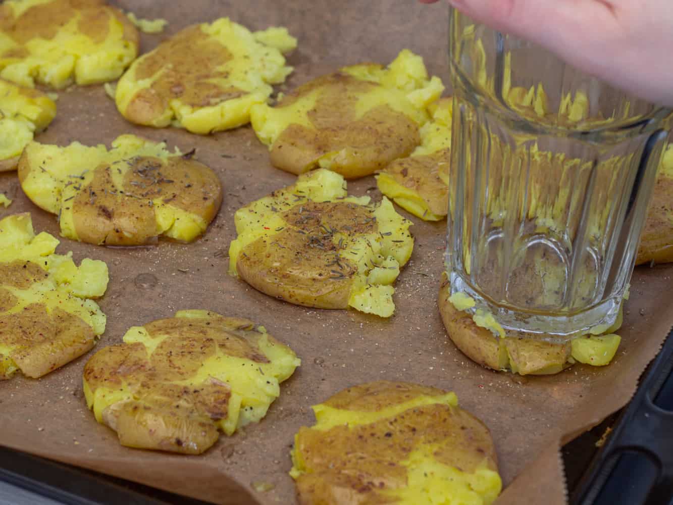 smashed-potatoes-knusprige-quetschkartoffeln-im-ofen-1