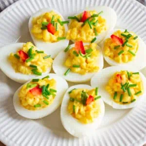 Gefüllte Eier - klassisch mit Mayo & Senf (Russische Eier)