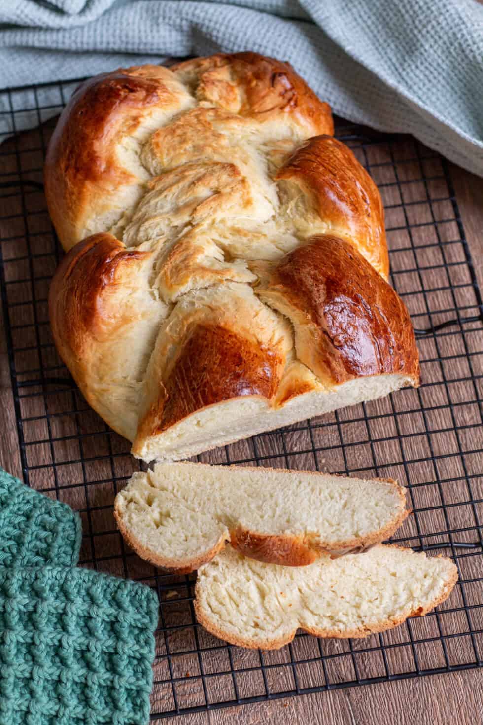 Hefezopf zu Ostern backen - fluffig &amp; einfach