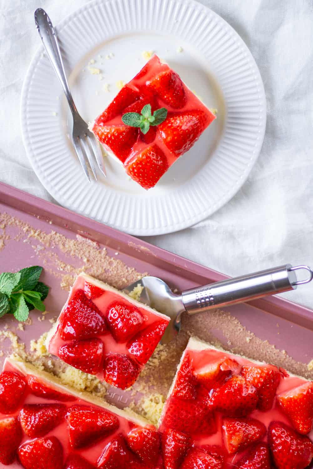 erdbeerkuchen-vom-blech-mit-schmand-und-pudding-schnelles-rezept-24