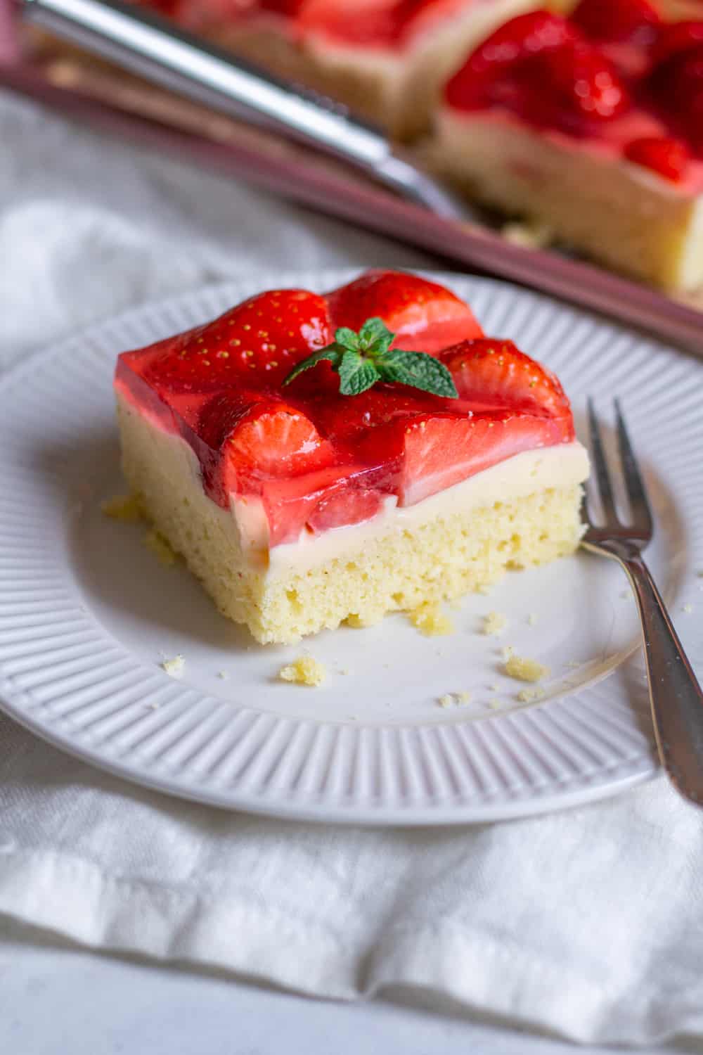 erdbeerkuchen-vom-blech-mit-schmand-und-pudding-schnelles-rezept-27 Schoko Muffins - super saftig mit Öl & Kakao (bestes Rezept)
