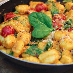 Gnocchi Pfanne mit Spinat & Tomaten (15 Minuten Rezept)