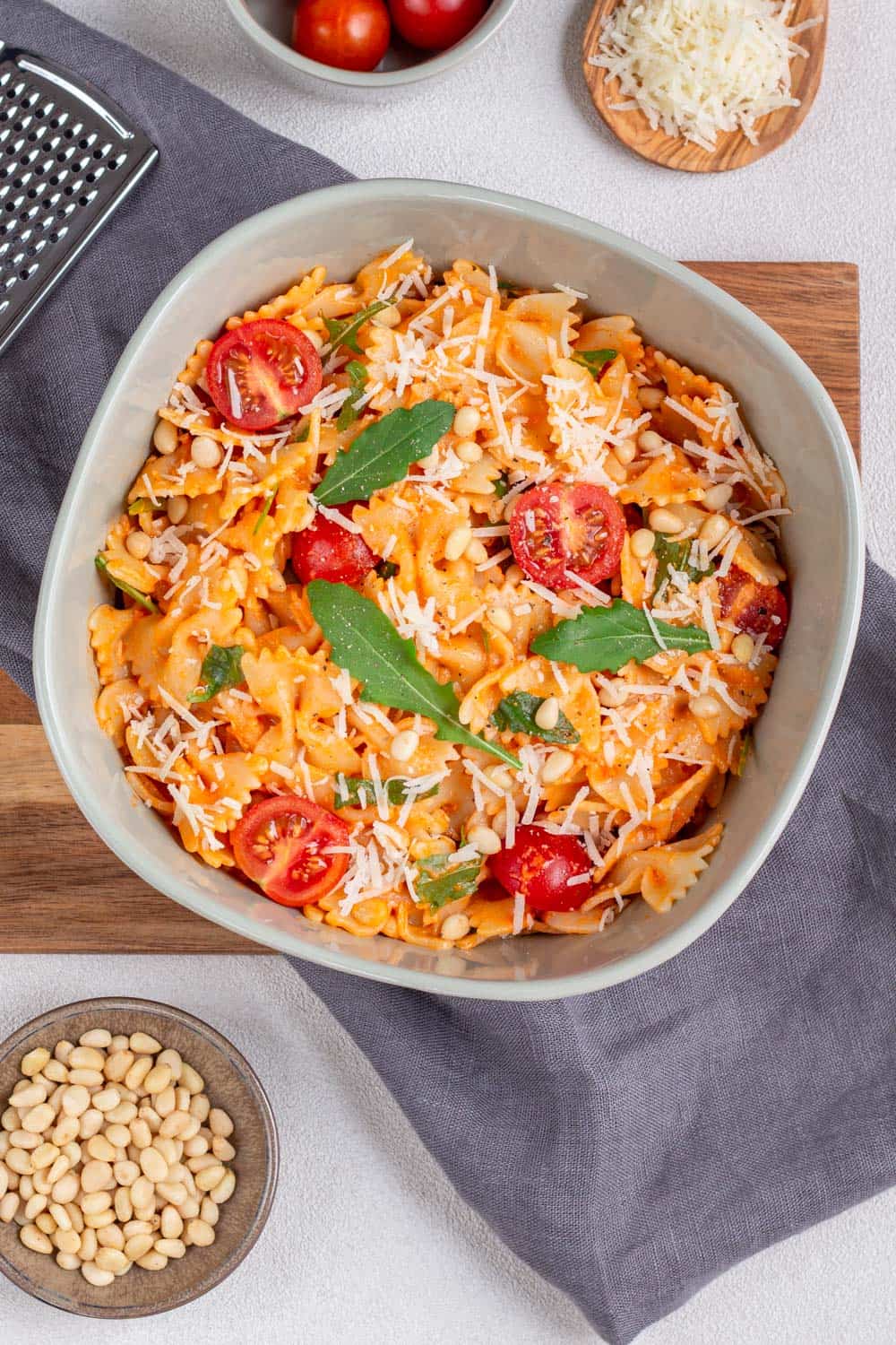 Mediterraner Nudelsalat mit Pesto - einfach und schnell