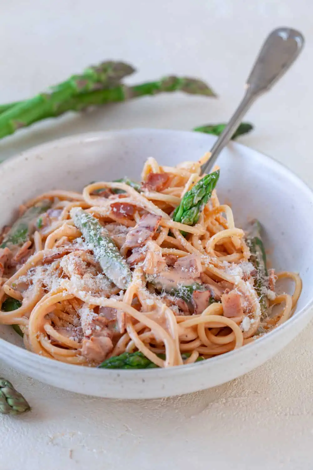 Pasta mit grünem Spargel & Schinken (15-Minuten Rezept)