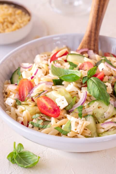 Schneller Kritharaki-Salat mit Feta (griechischer Nudelsalat)