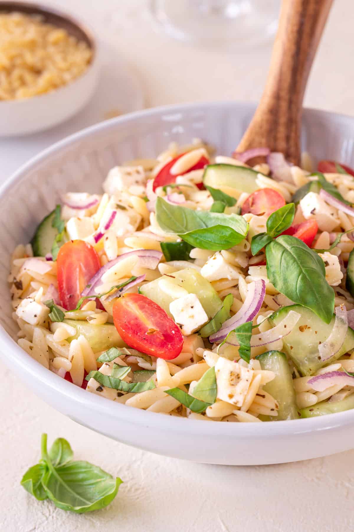 Schneller Kritharaki-Salat mit Feta (griechischer Nudelsalat)