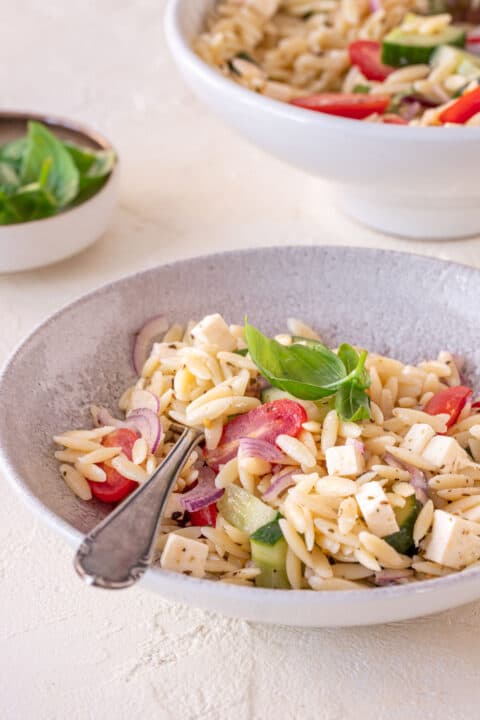 Schneller Kritharaki-Salat mit Feta (griechischer Nudelsalat)
