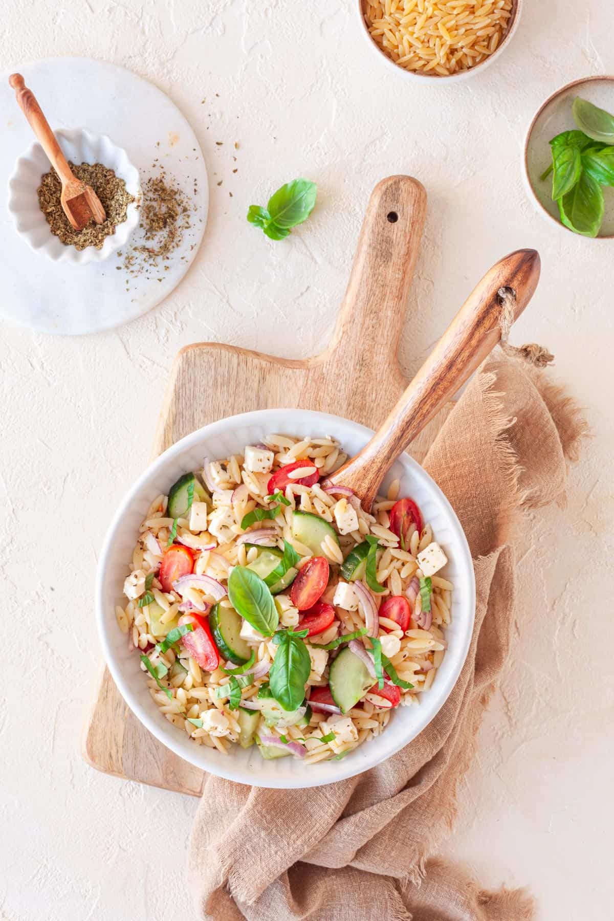 kritharaki-salat-mit-feta-schnell-einfach-griechischer-nudelsalat-5 Klassischer Nudelsalat mit Mayo - einfach, schnell und wie von Oma