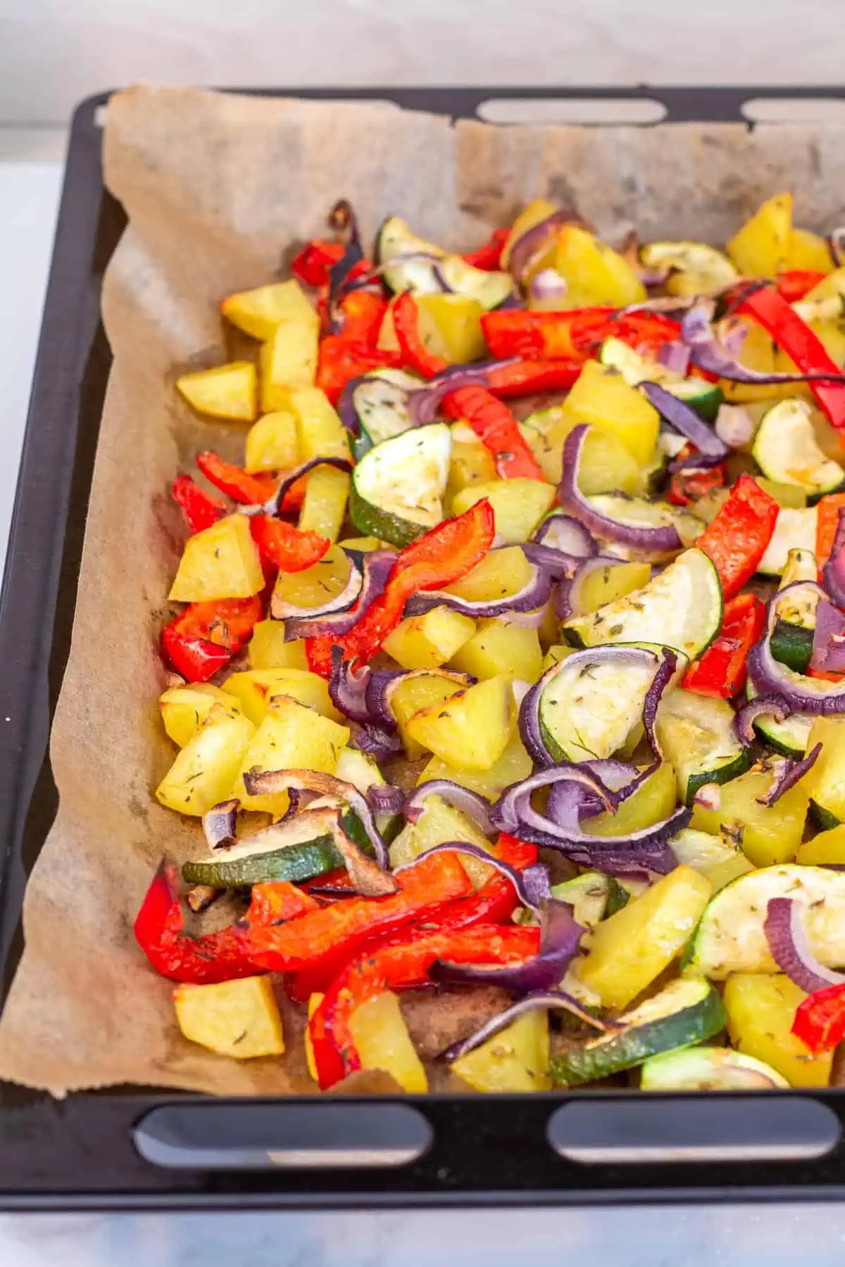 Ofengemüse mit Kartoffeln vom Blech - mediterranes Rezept