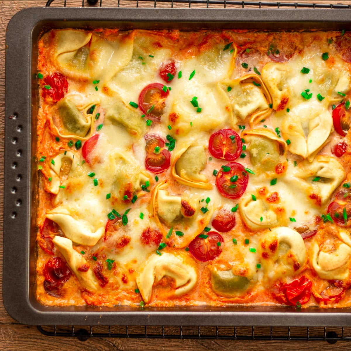 Tortellini Auflauf mit Tomaten &amp; Mozzarella (vegetarisches Rezept)