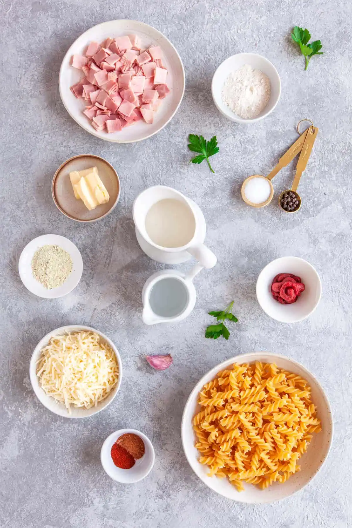 Einfacher Nudelauflauf mit Schinken und Käse - schnelles Rezept