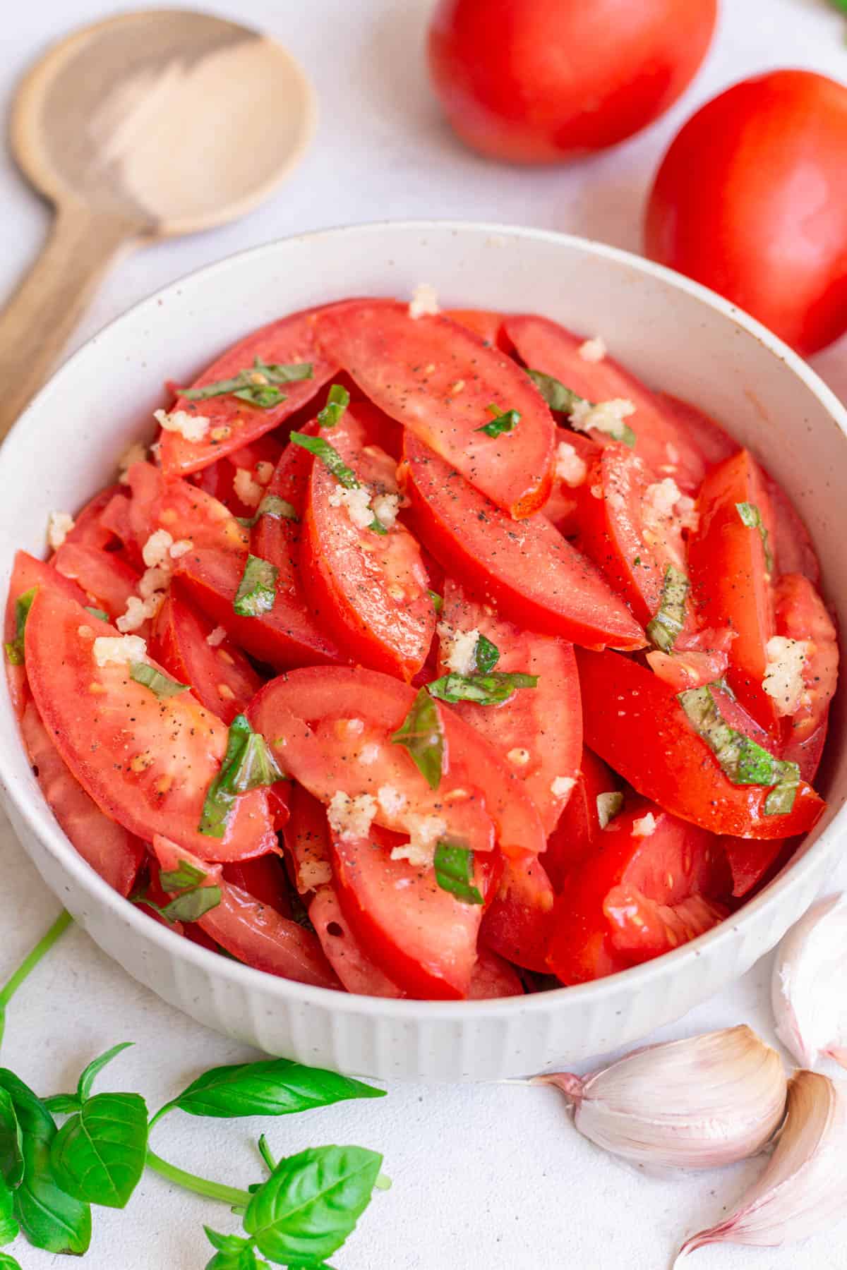 Tomatensalat mit Knoblauch-Dressing - einfaches Rezept