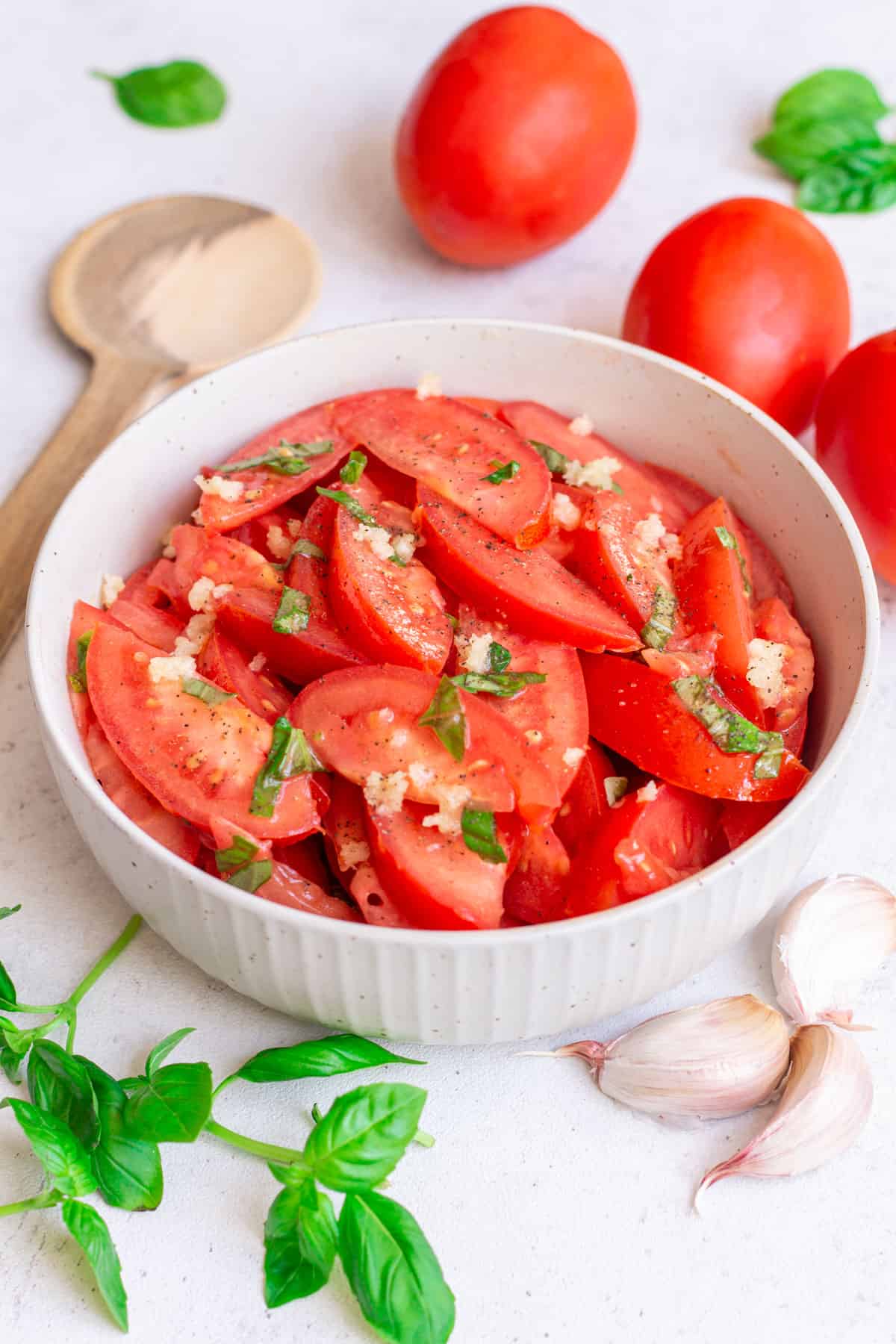 tomatensalat-mit-knoblauch-dressing-einfaches-rezept-8 Maultaschenauflauf - einfach und schnell