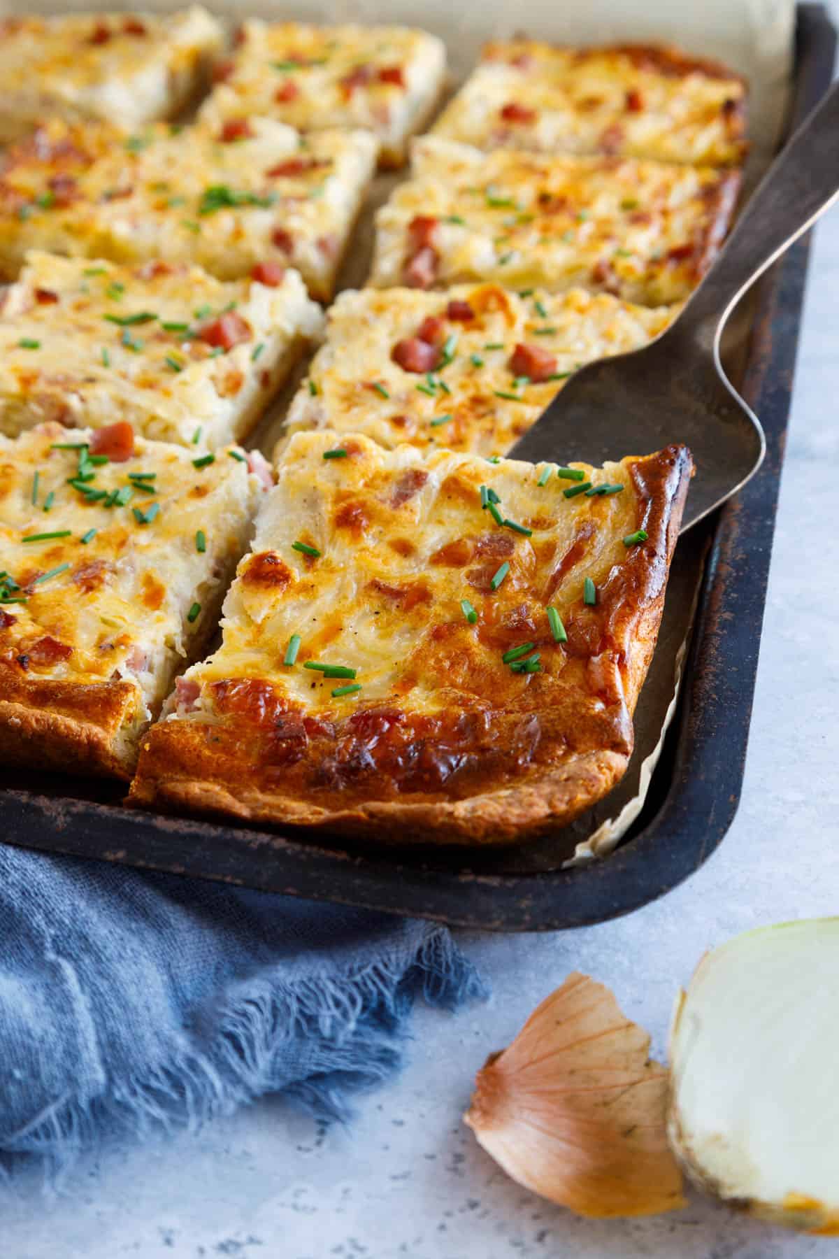 Zwiebelkuchen vom Blech - ohne Hefe &amp; wie von Oma