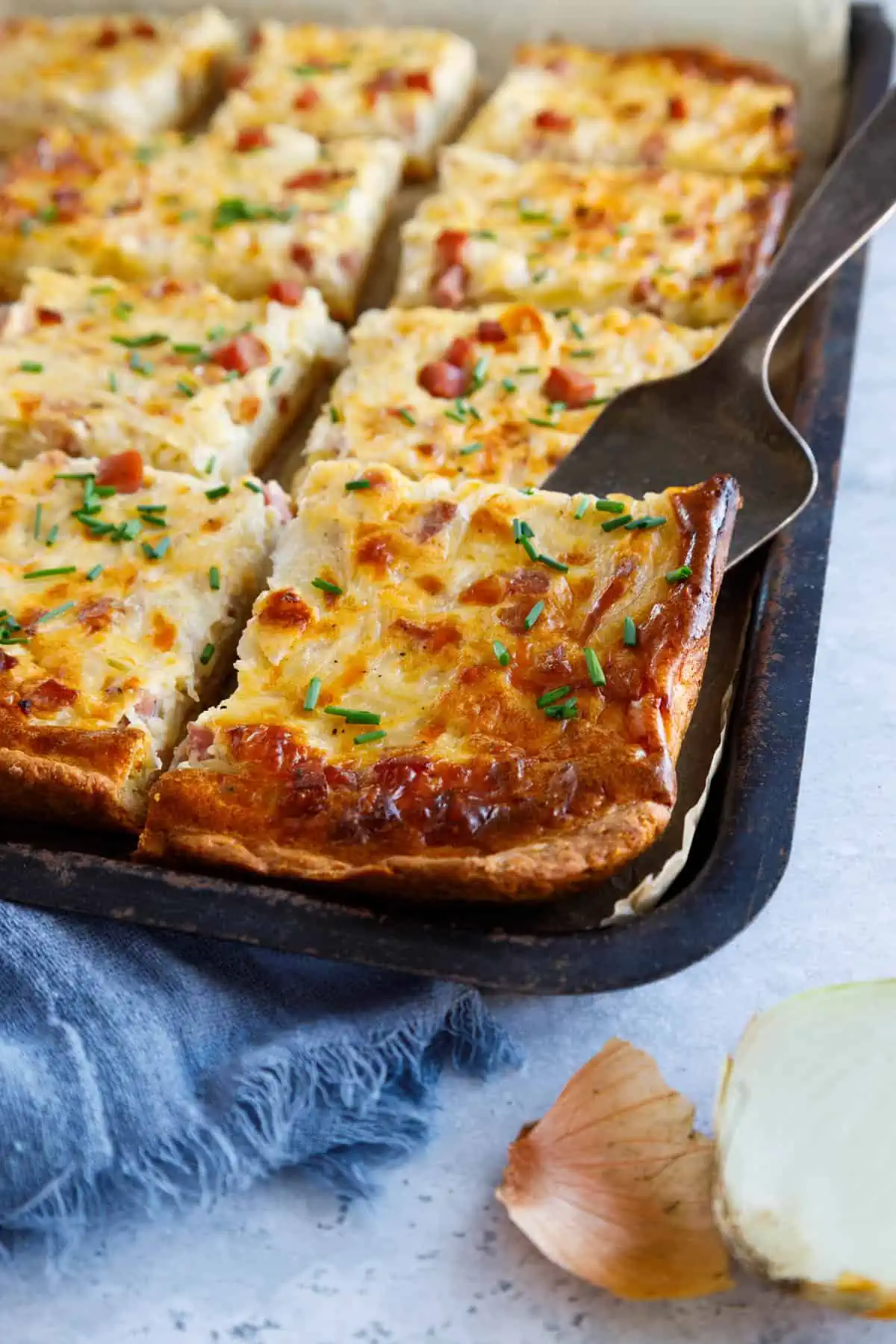 Zwiebelkuchen vom Blech - ohne Hefe und wie von Oma