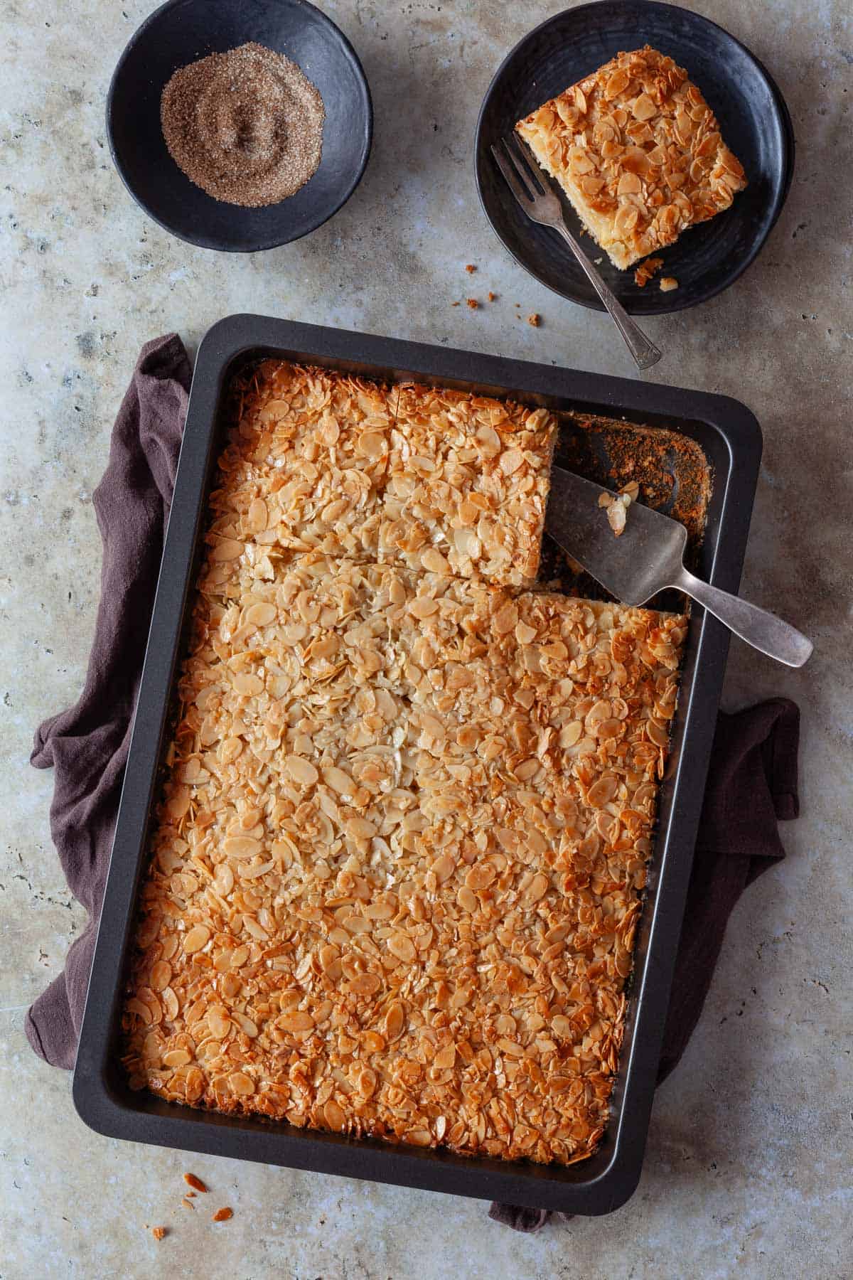 Frisch gebackener Butterkuchen von oben auf einem Backblech