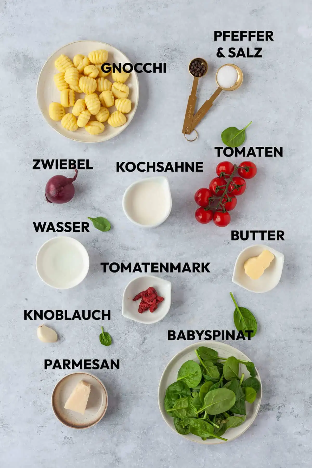 Zutaten für die Gnocchi Pfanne: Gnocchi aus dem Kühlregal, Kochsahne, Spinat, Tomaten, Parmesan, Tomatenmark, Zwiebel, Knoblauch, Salz und Pfeffer