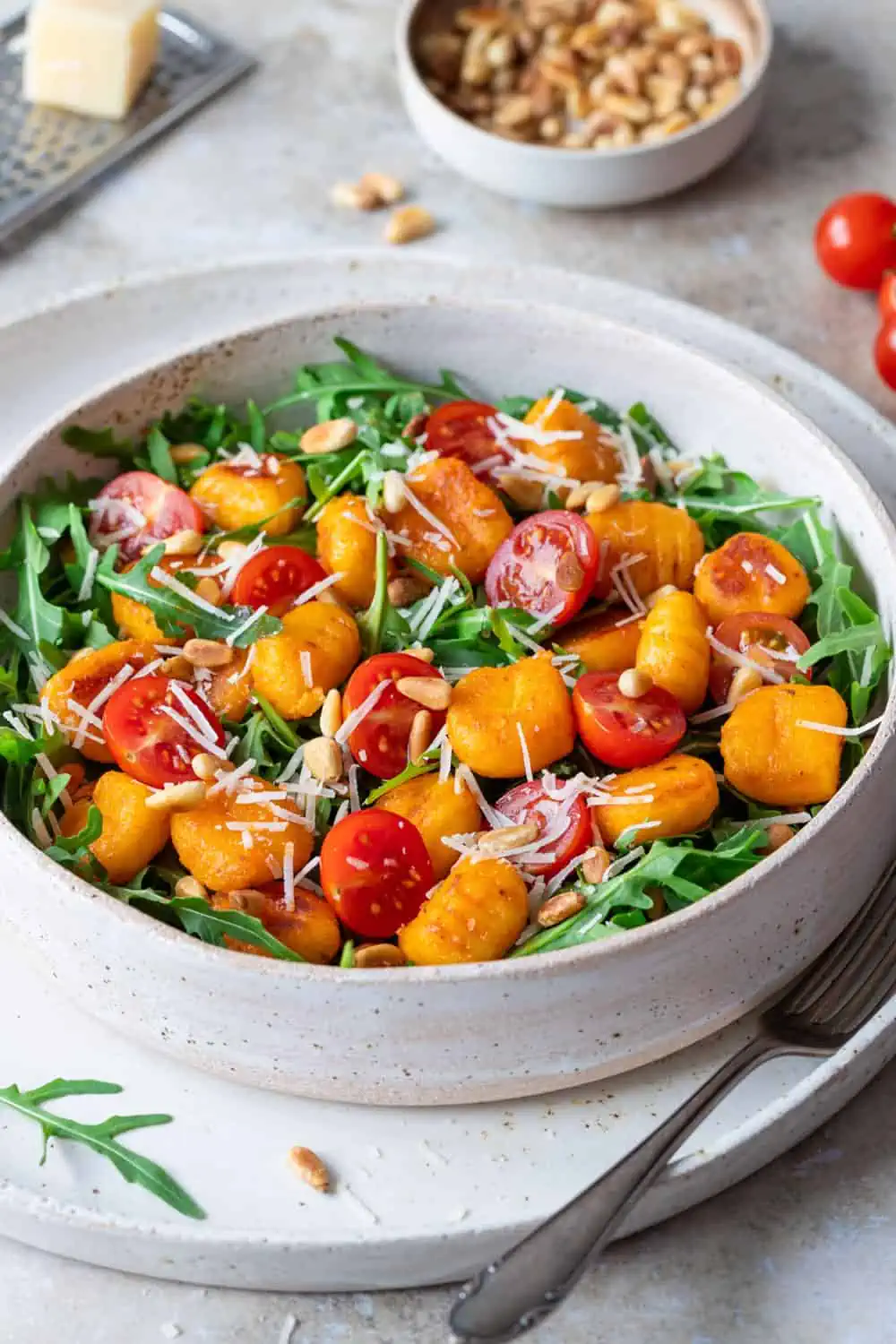 Gnocchi Salat mit Rucola und Pesto in einer Schale