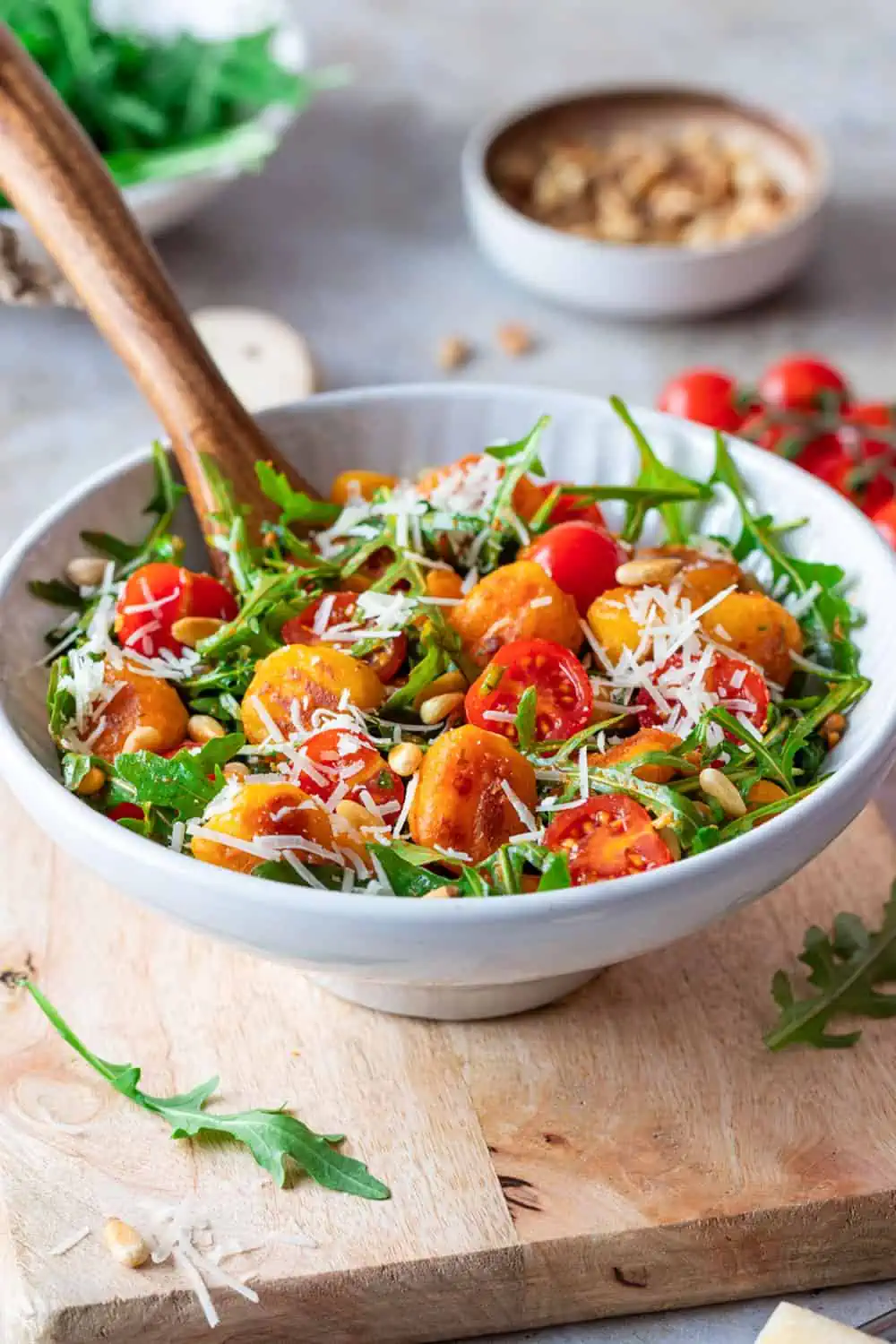 Vermengter Gnocchi Salat in einer großen Schüssel mit Holzlöffel