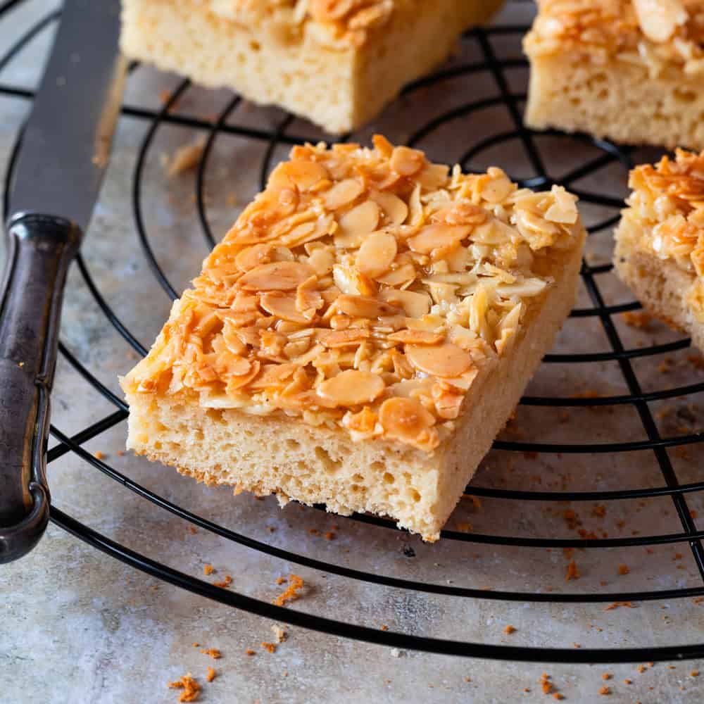 Butterkuchen ohne Hefe auf Kuchengitter
