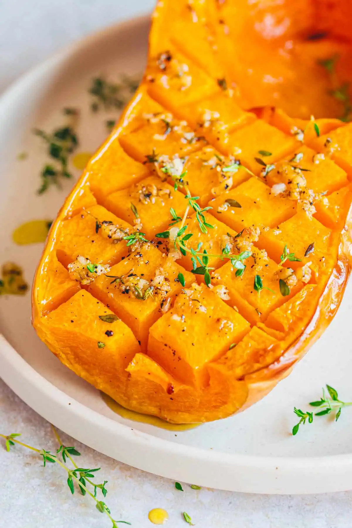 butternut-kürbis-aus-dem-backofen Butternut-Kürbis aus dem Backofen auf einem Teller in der Nahaufnahme.