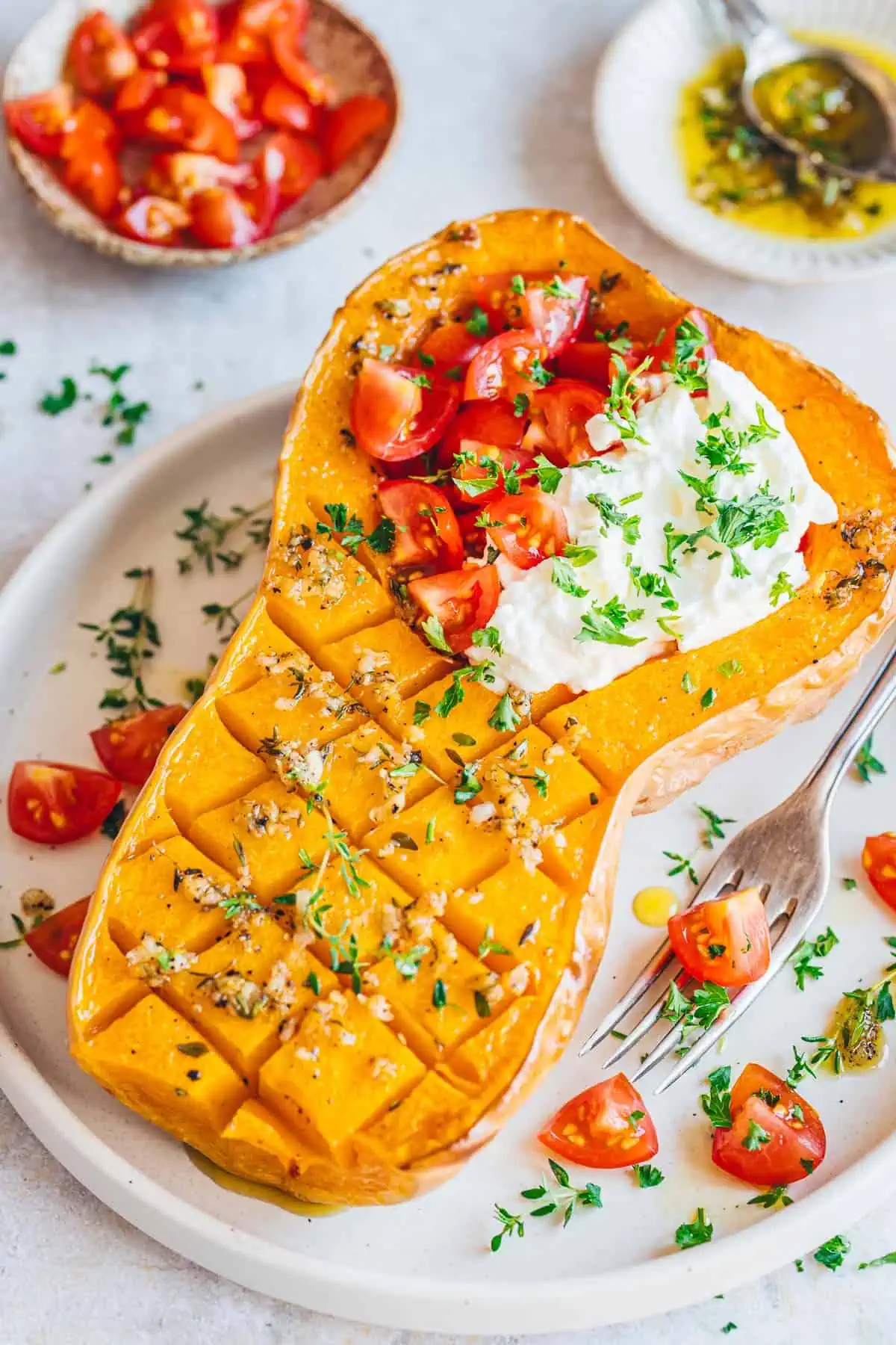 butternut-kürbis-im-ofen-zubereitet-mit-topping Butternut-Kürbis im Ofen zubereitet, mit Topping auf einem Teller.