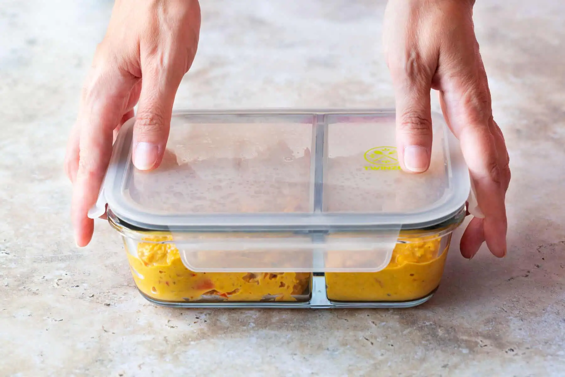 curry-einfrieren-in-box Schokolade in einer Schüssel