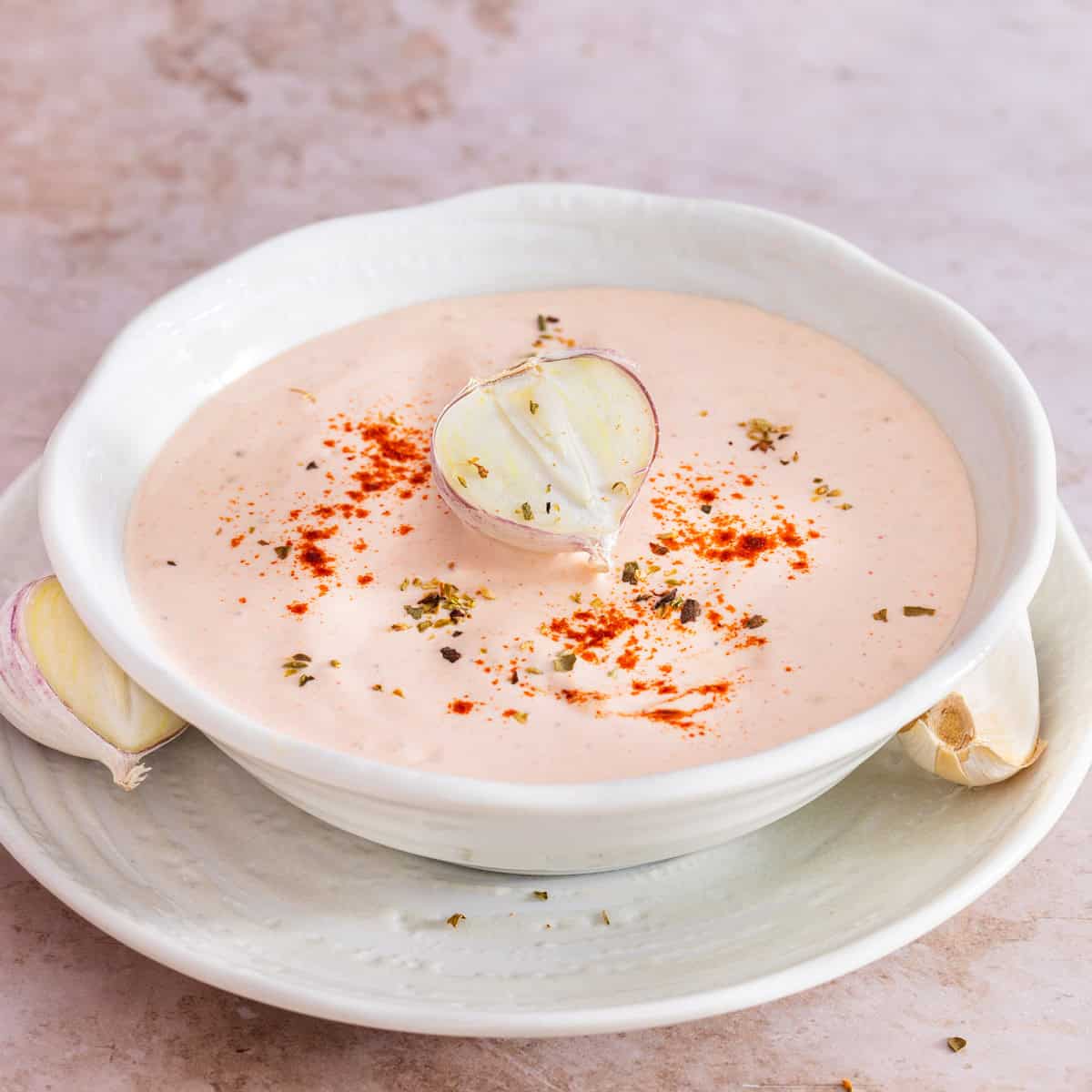 Knoblauchsoße das beste Rezept in einer Schale