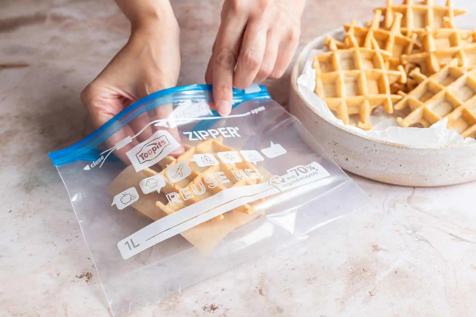 waffeln-einfrieren-im-gefrierbeutel Waffeln werden in einen Gefrierbeutel gepackt.