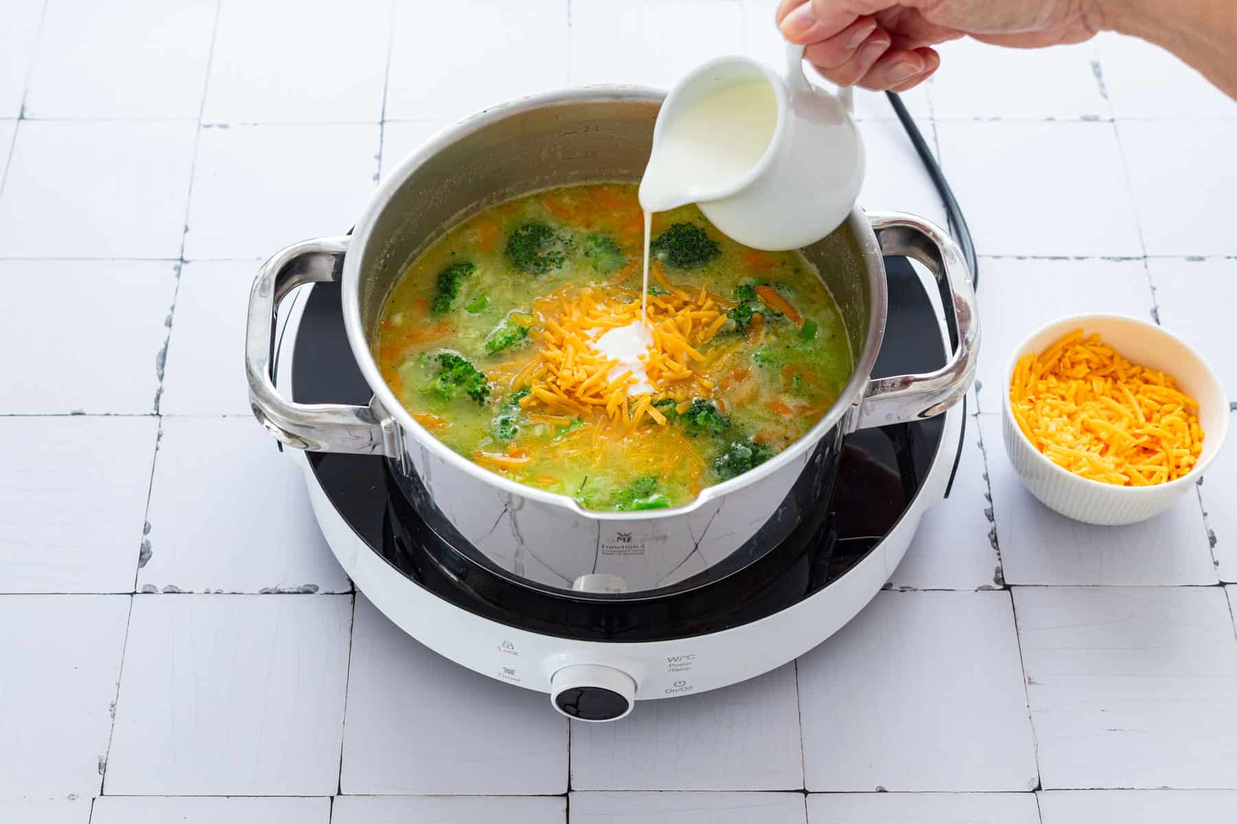 Cheddar und Sahne werden in die Suppe gerührt