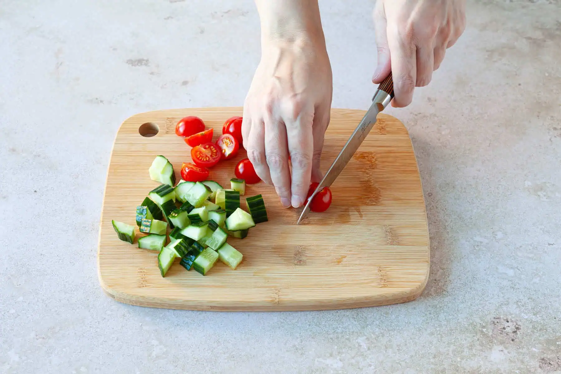 Salat und Gemüse werden für Dönerteller geschnitten