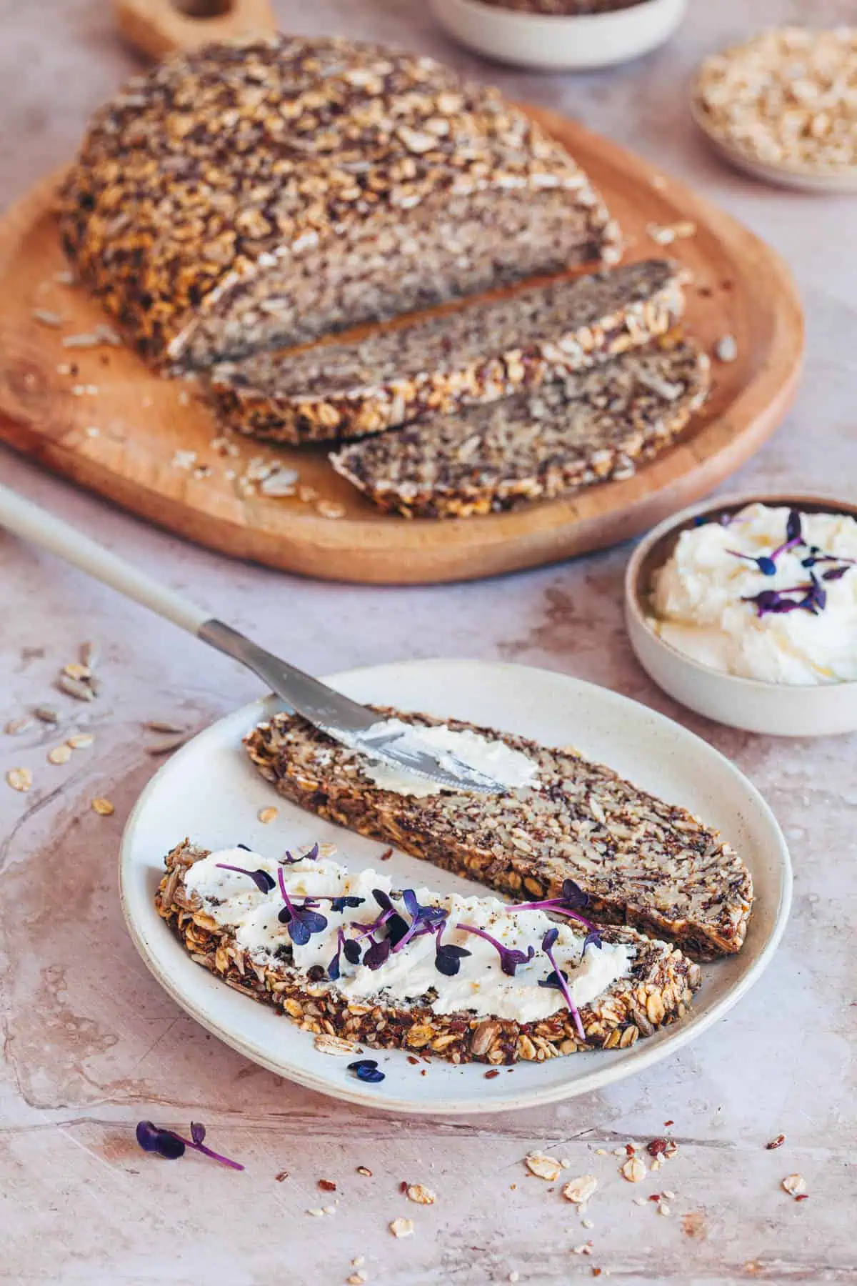 einfaches-körnerbrot-ohne-mehl Einfaches Körnerbrot ohne Mehl auf einem Teller