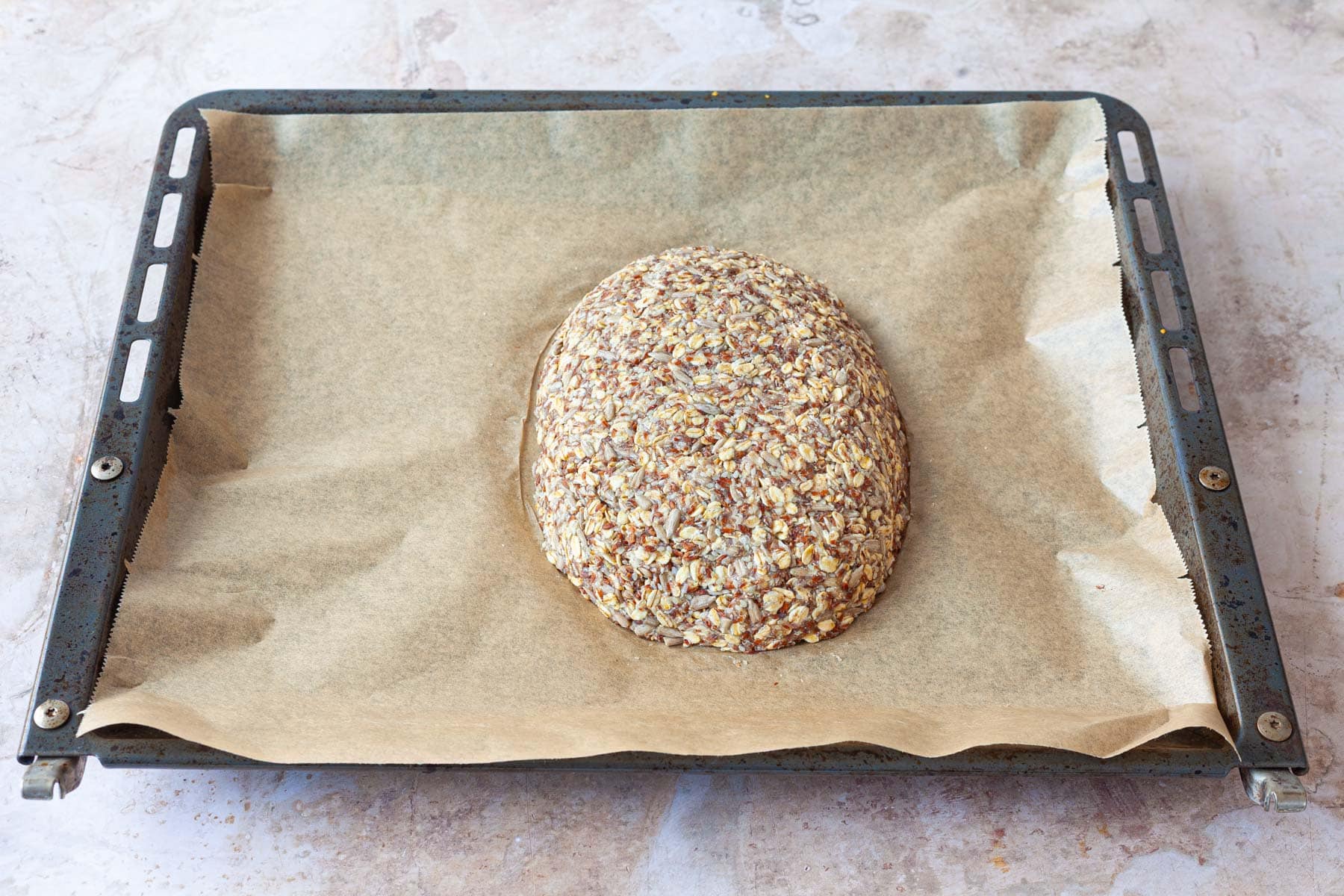 Körnerbrot auf dem Backblech backen