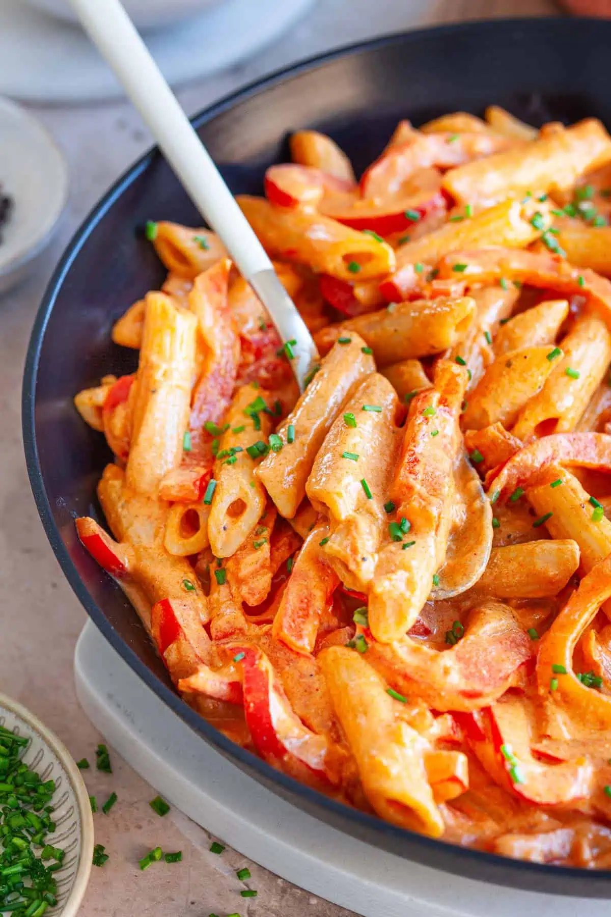 nudeln-in-paprika-sahne-soße Nudeln in Paprika-Sahne-Soße